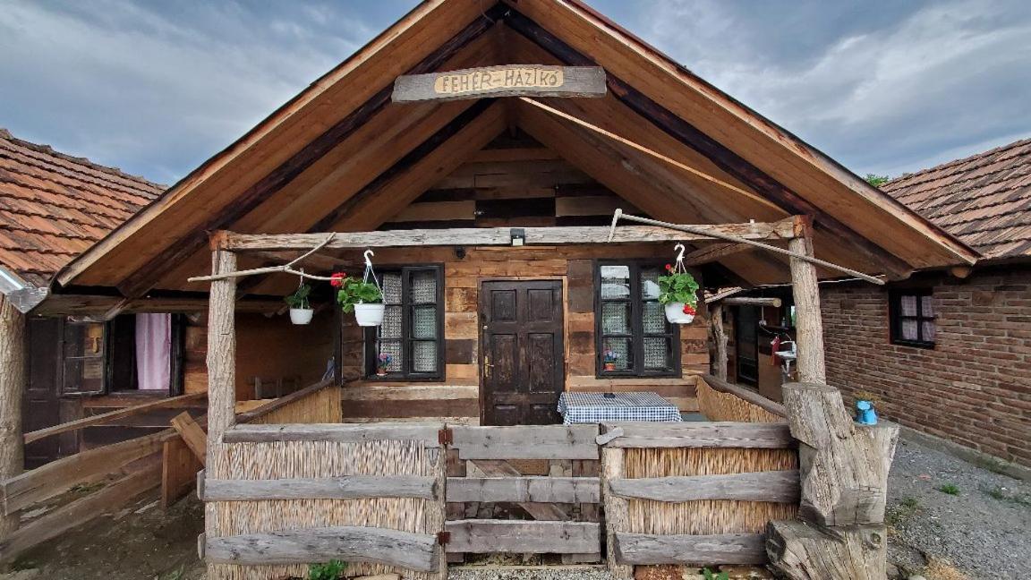 Casa Rustic Feher & Fekete Vendeghazak Sovata Ngoại thất bức ảnh
